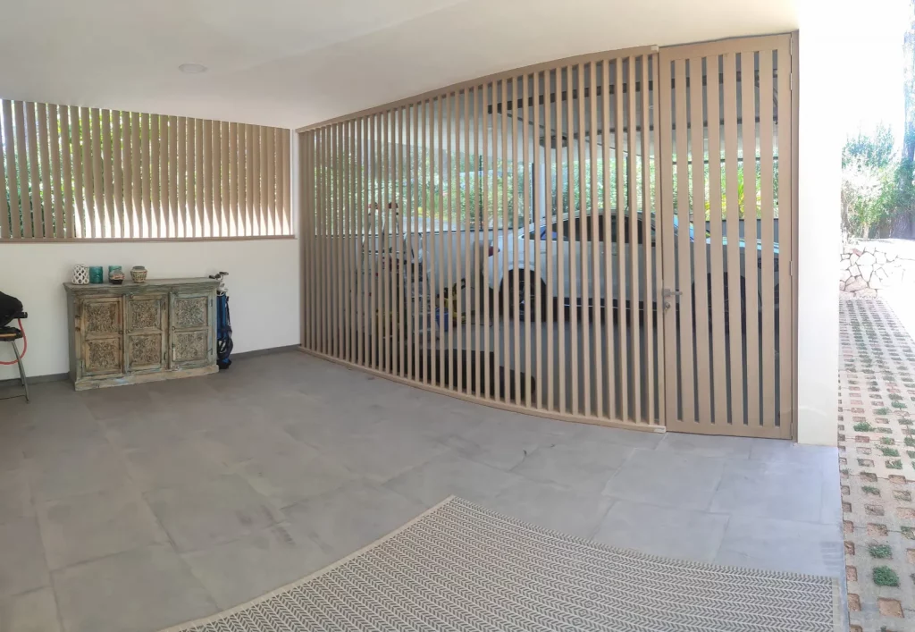 Acabado de fachada exterior con protecciones solares en una vivienda por Novaltec