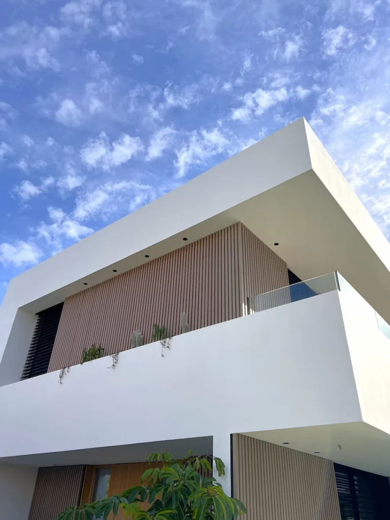 Protección solar en fachada de vivienda instalada por Novaltec