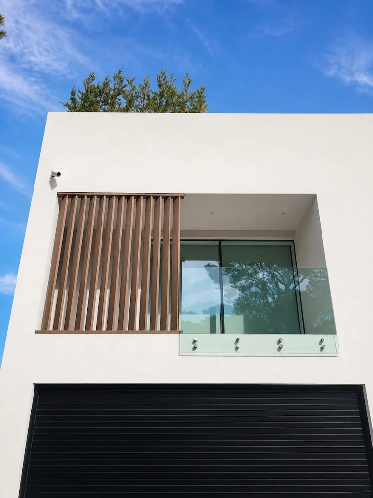 Sistema de protección solar instalado en la fachada de una vivienda por Novaltec
