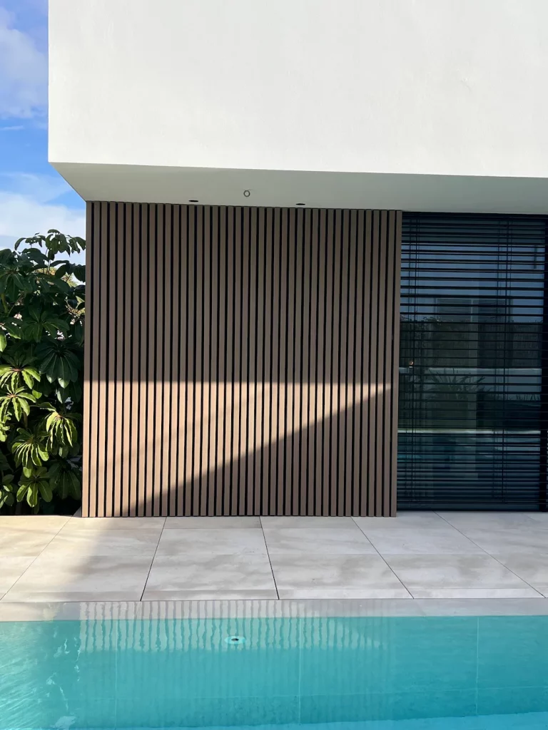 Detalle de fachada con protección solar en una vivienda por Novaltec