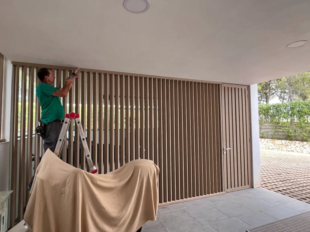 Vivienda con fachada renovada y protecciones solares por Novaltec