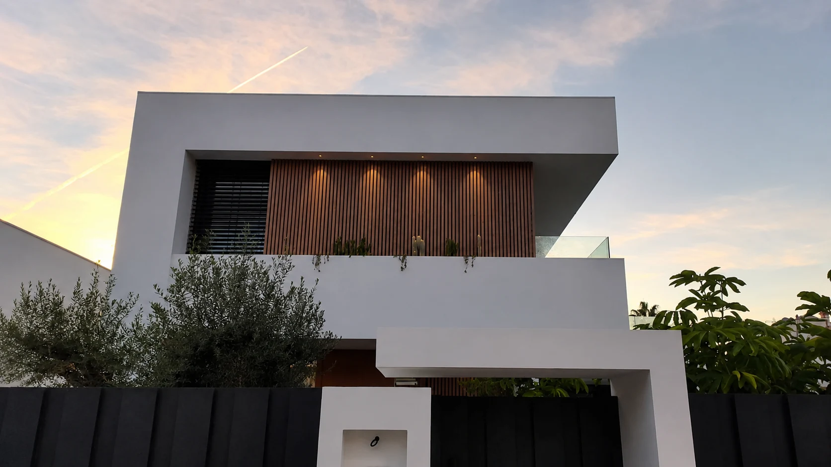 Fachada y protecciones solares de una vivienda ejecutadas por Novaltec