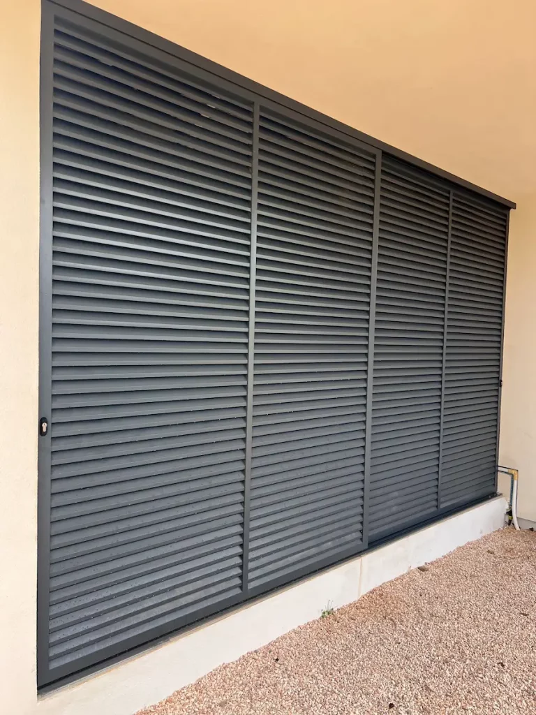 Cerramientos de aluminio y vidrio con vistas al entorno en Cala Pi