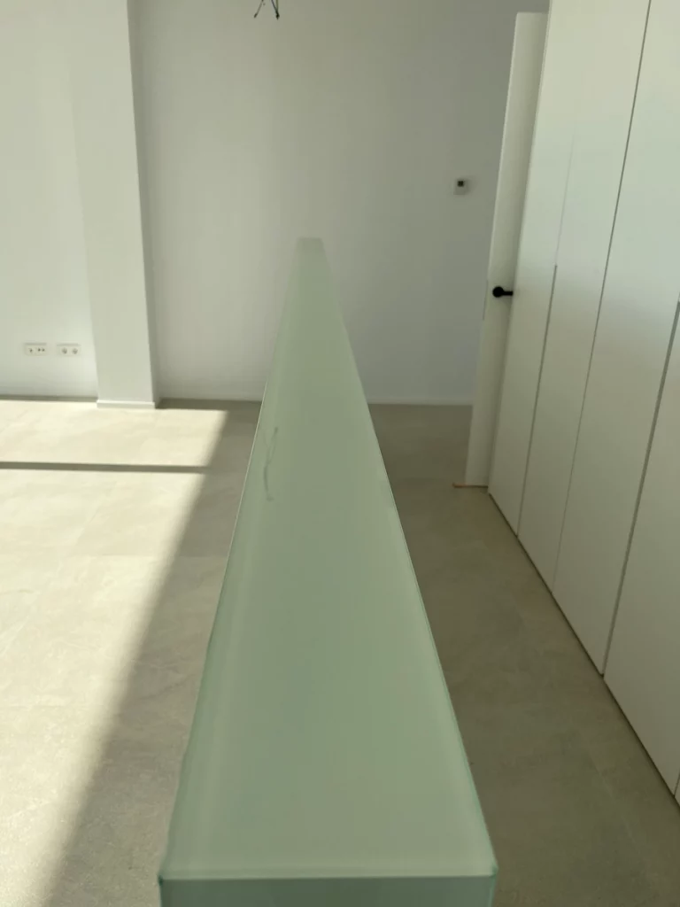 Barandilla de vidrio y ventanas de aluminio integradas en vivienda en Cala Pi