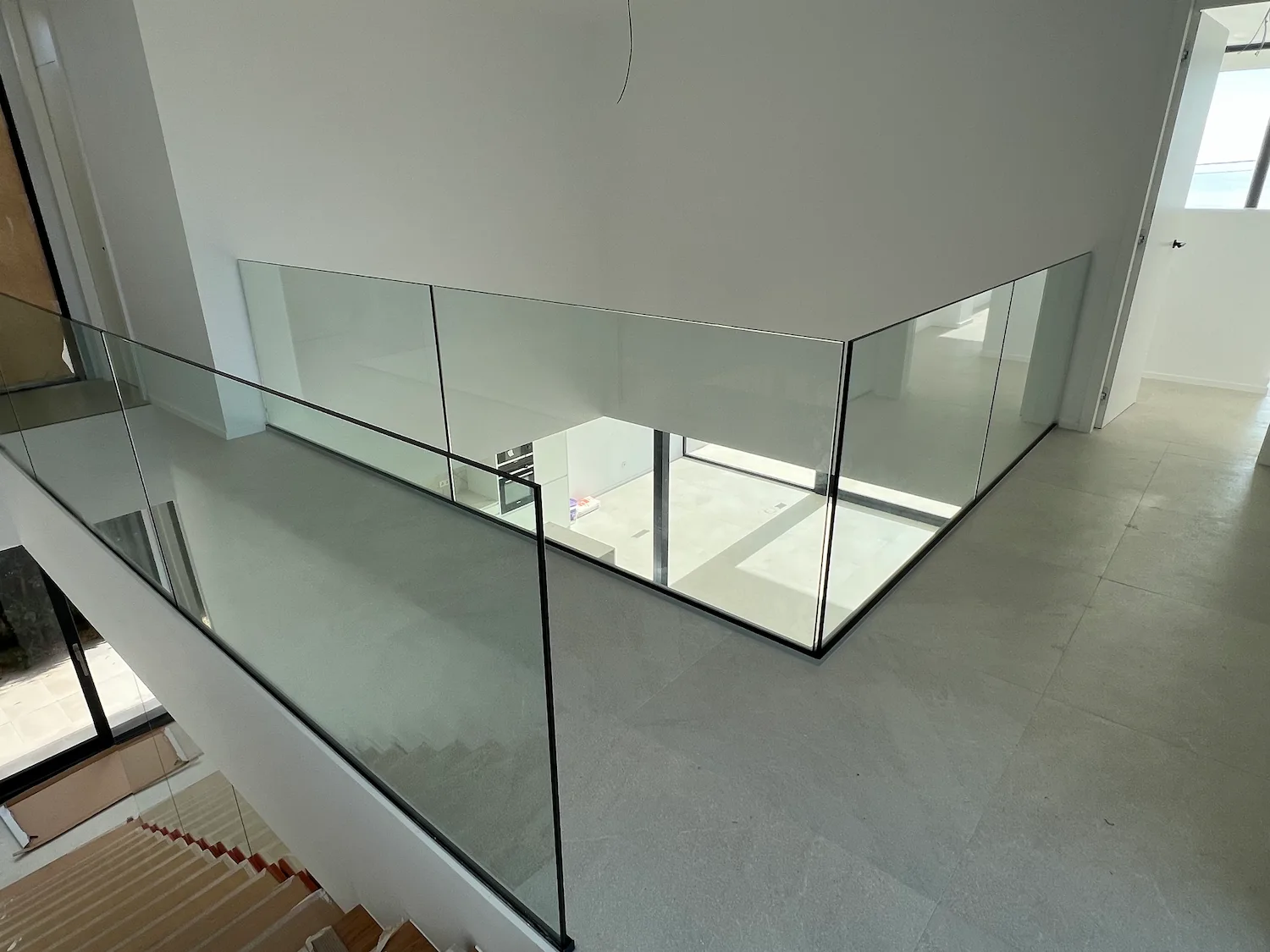 Barandilla de cristal ejecutada por Novaltec en obra de Cala Pi