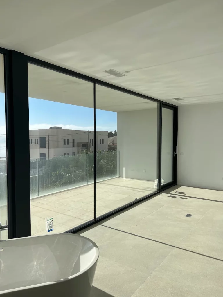 Ventanas de aluminio instaladas por Novaltec en una vivienda en Cala Pi