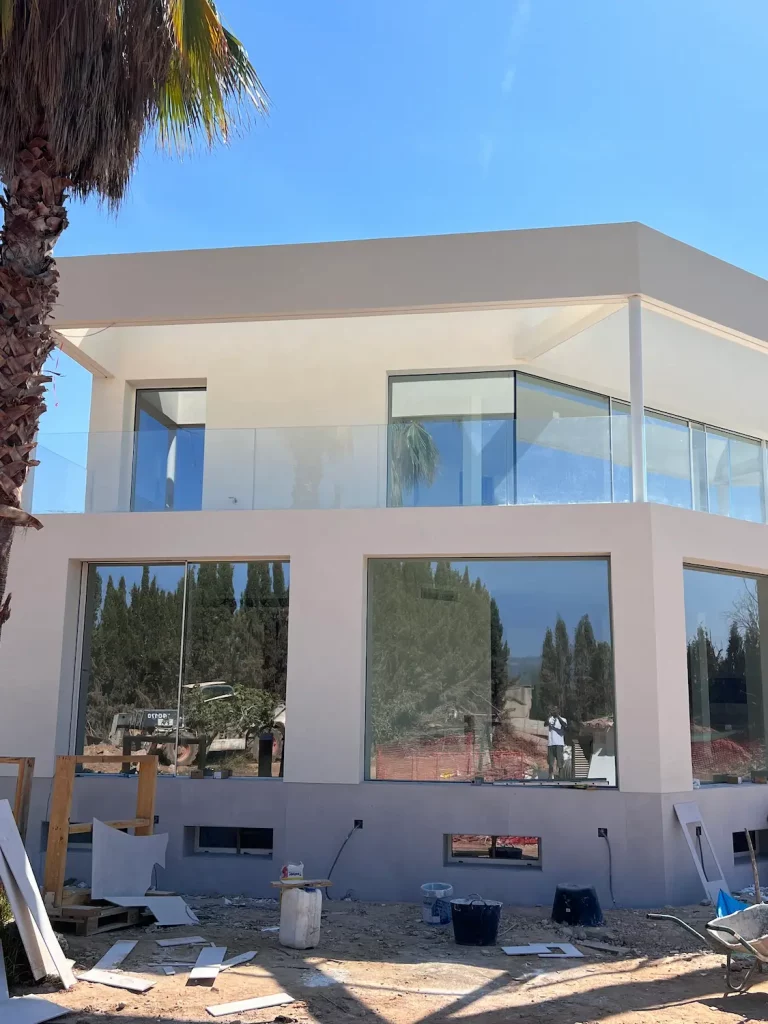 Conjunto de ventanales de la vivienda en Es Garrovers por Novaltec