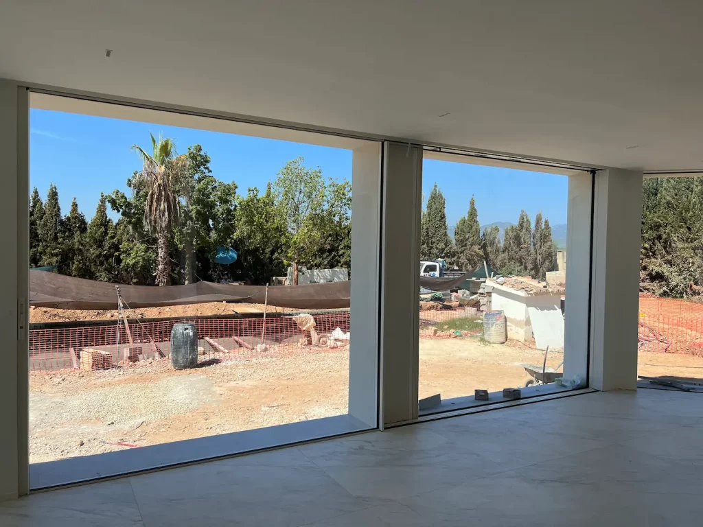 Instalación de ventanales en una casa de Es Garrovers, Mallorca