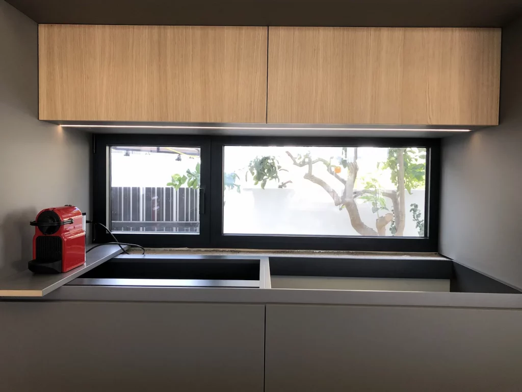 Ventanales que aportan luz natural en una casa de Petra, Mallorca