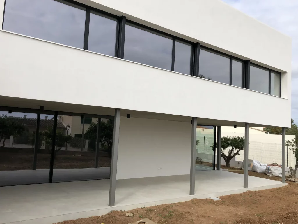 Detalle de ventanal instalado por Novaltec en una casa de Petra, Mallorca