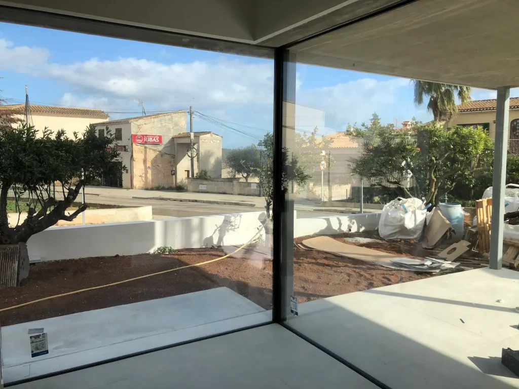Vivienda en Petra con nuevos ventanales colocados por Novaltec