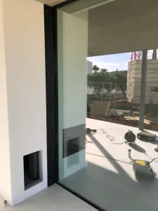 Colocación de ventanales en una vivienda particular de Petra (Mallorca)