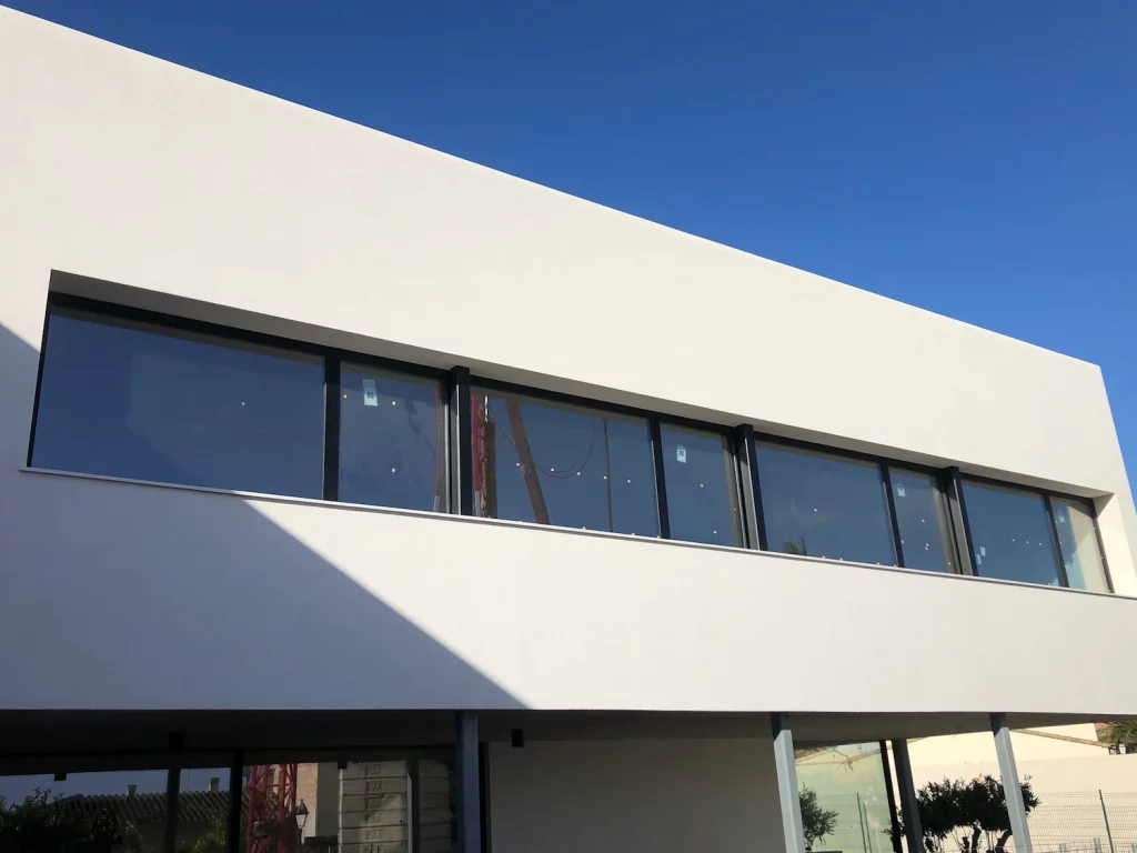 Ventanales de una casa particular en Petra, Mallorca, instalados por Novaltec