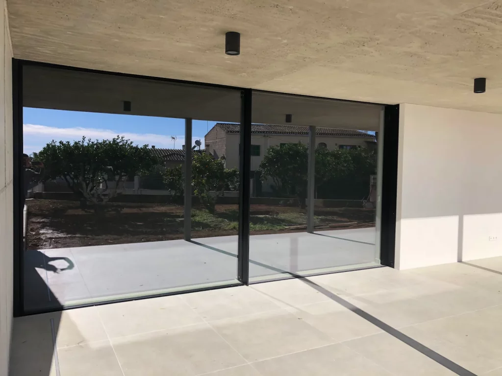 Ventanales instalados por Novaltec en una vivienda particular en Petra, Mallorca