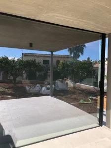Detalle de los ventanales instalados por Novaltec en Petra, Mallorca
