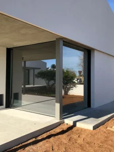 Ventanales de una vivienda particular en Petra (Mallorca) realizados por Novaltec