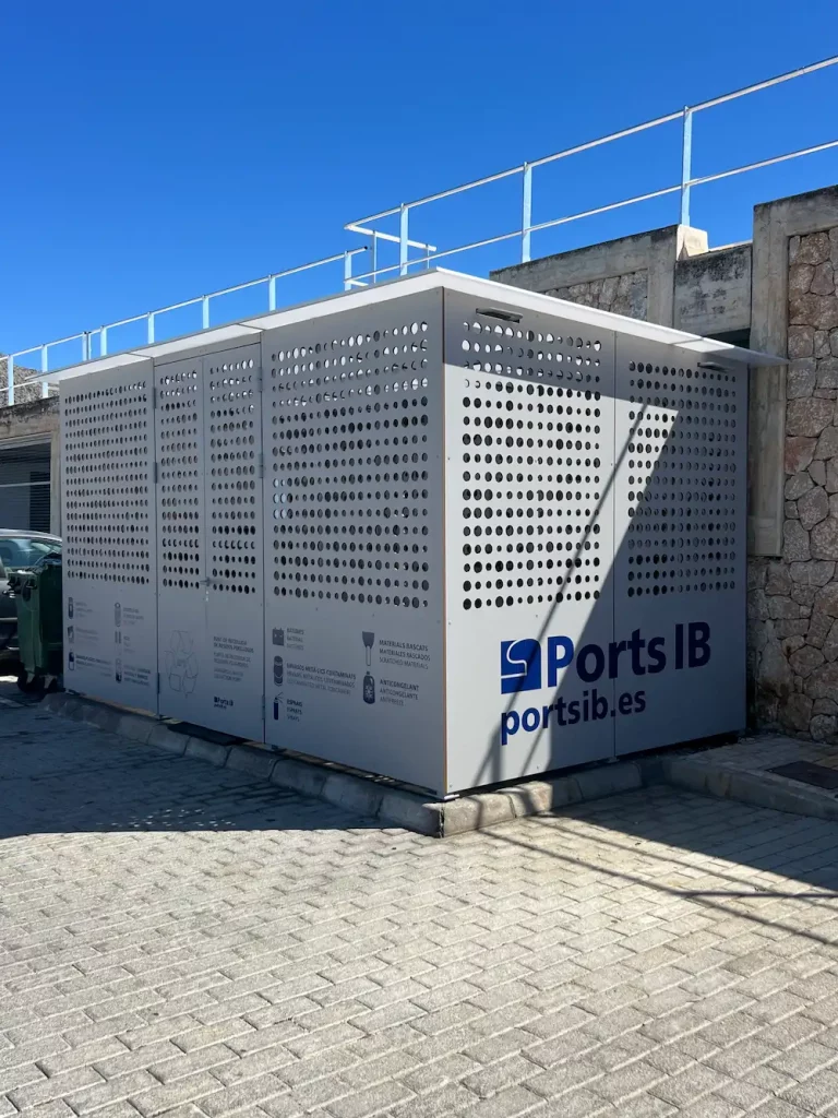 Caseta de almacenamiento de residuos peligrosos renovada por Novaltec en un puerto de Mallorca