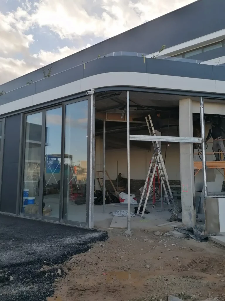 Acabado de cantos de forjado con panel HPL en instalación deportiva de Manacor