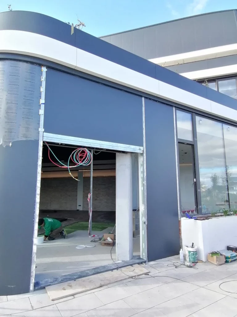 Panel composite instalado en cantos de forjado del Centre Esportiu Manacor
