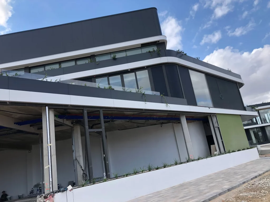 Revestimiento de jardineras con paneles HPL por Novaltec en Manacor
