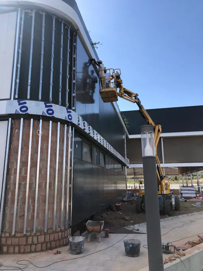 Fachada ventilada ejecutada por Novaltec en las pistas indoor del Centre Esportiu Manacor