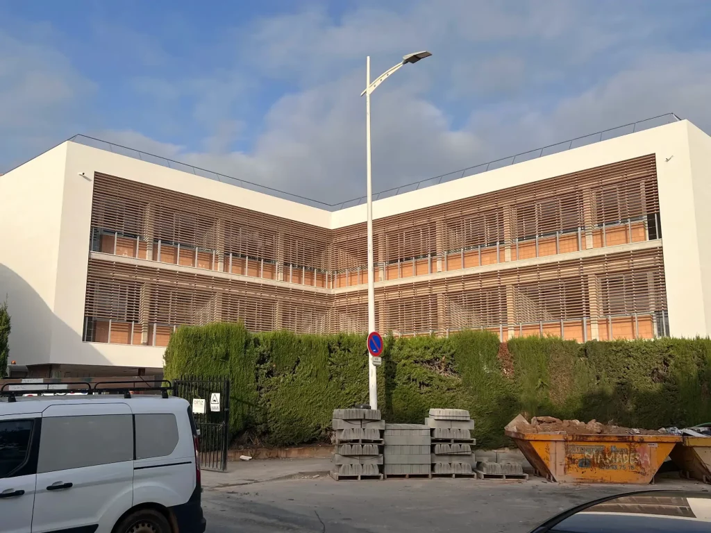 Cerramiento de pasillos exteriores con módulos de aluminio fabricados por Novaltec