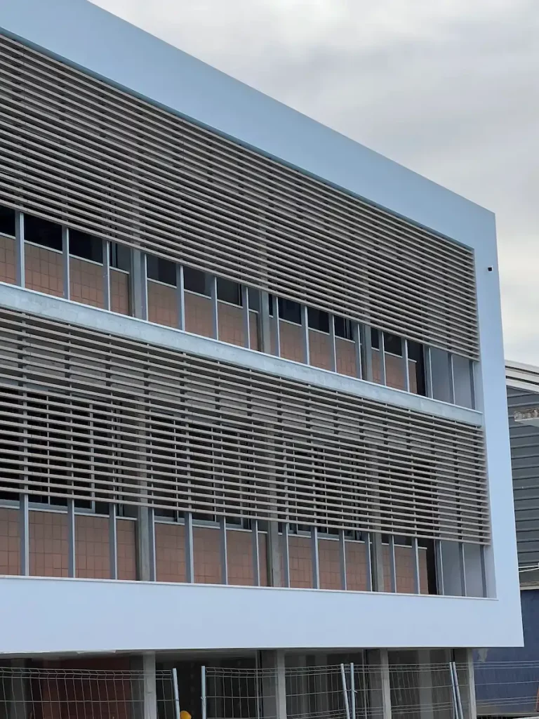 Cerramiento de aluminio a medida integrado en la estructura del complejo deportivo por Novaltec