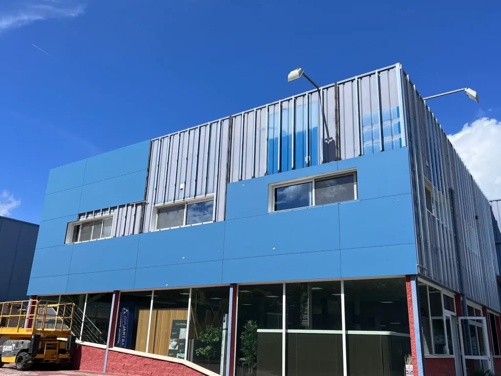 Revestimiento completo de fachada de una nave industrial por Novaltec