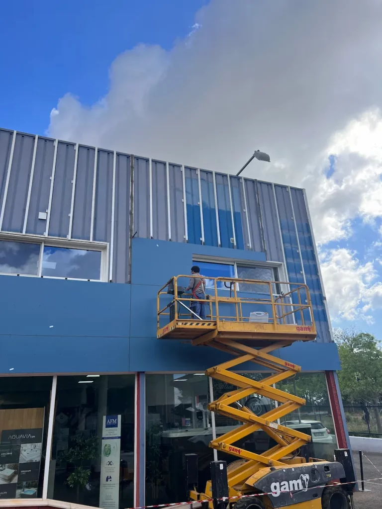 Fachada de la nave industrial de Gispert realizada por Novaltec