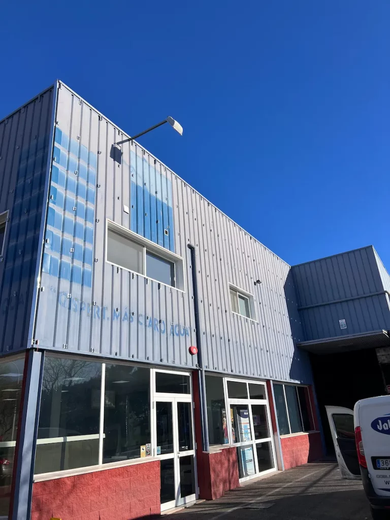 Acabado exterior de la nave de Gispert por Novaltec