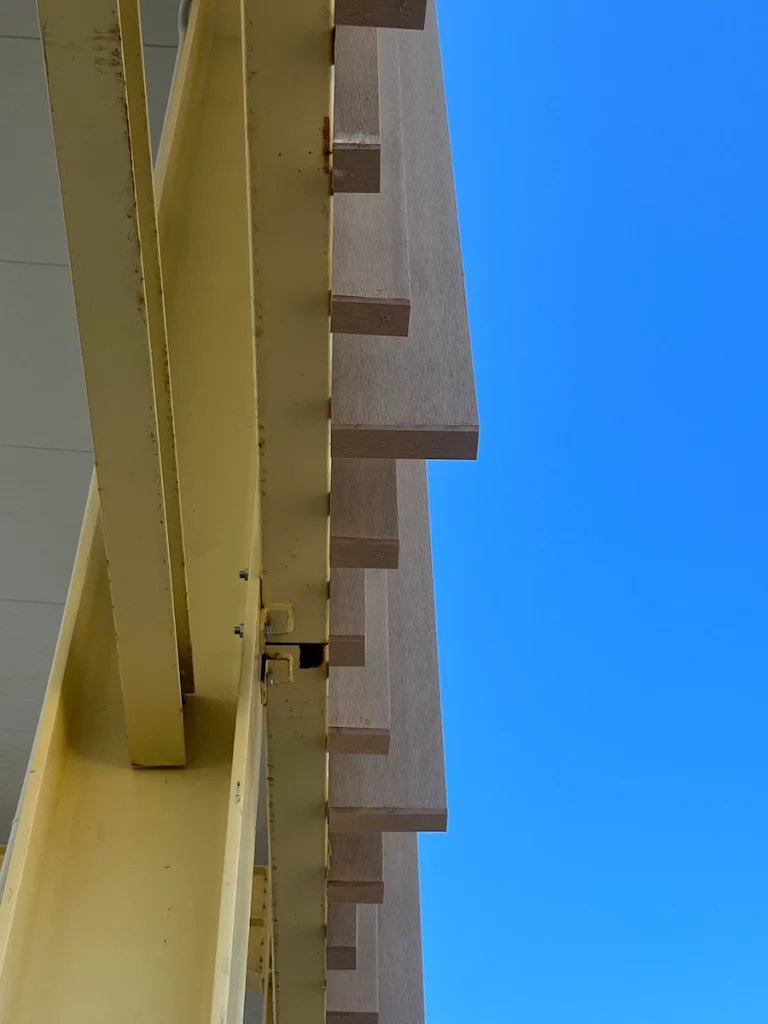 Solución de sombreado con tubos de madera tecnológica integrada en la instalación deportiva