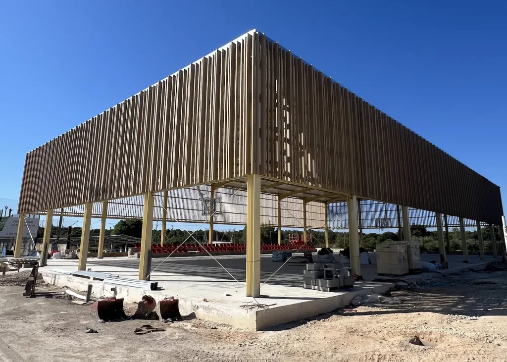Instalación de protección solar sobre pista deportiva con perfiles de madera tecnológica