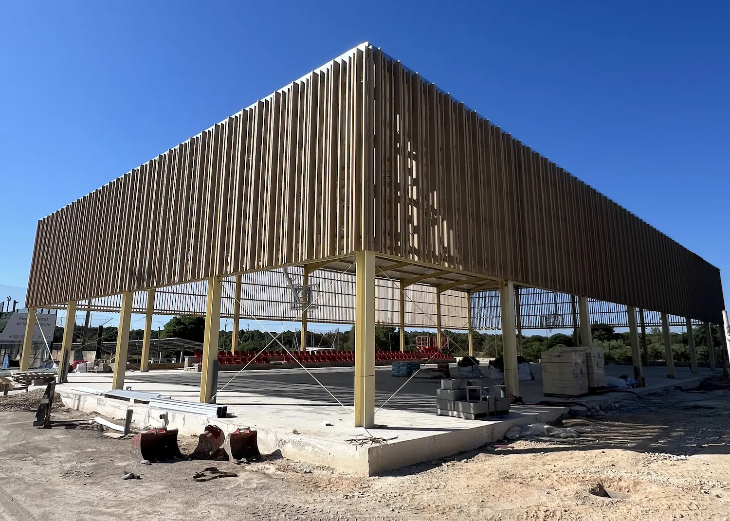 Instalación de protección solar sobre pista deportiva con perfiles de madera tecnológica