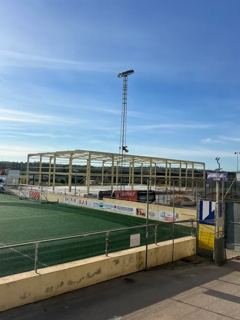 Protección solar de madera tecnológica instalada sobre zona deportiva por Novaltec