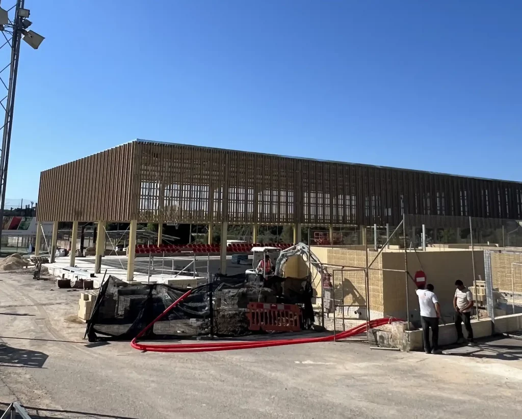 Cubierta de pista de baloncesto con lamas de madera tecnológica para reducir la incidencia solar
