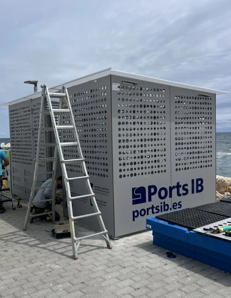 Revestimiento exterior de HPL en caseta portuaria renovada en Mallorca