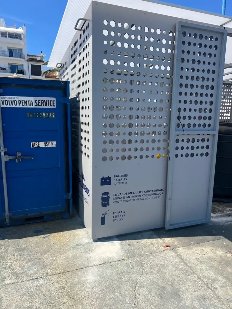 Cubierta de policarbonato instalada en caseta de residuos peligrosos en puerto de Mallorca