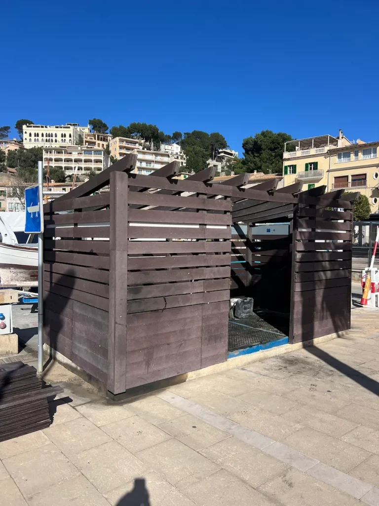 Conjunto de casetas para residuos peligrosos ejecutadas en puertos de Mallorca por licitación pública