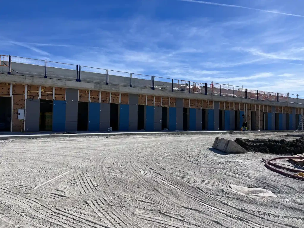 Instalación de revestimiento de fachada con paneles por Novaltec en un edificio del puerto