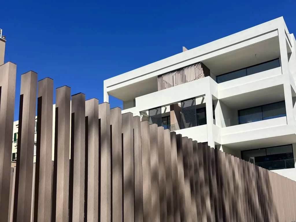 Detalle de madera tecnológica en fachada exterior de las Viviendas Camilo José Cela por Novaltec